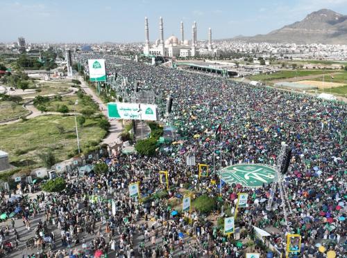 الحشود الجماهيرية تواصل التوافد إلى ميدان السبعين وساحات المحافظات